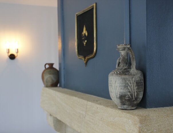 décoration sur la cheminée de la Veuzaine