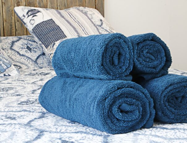 présentation des serviettes de toilette dans chambre familiale