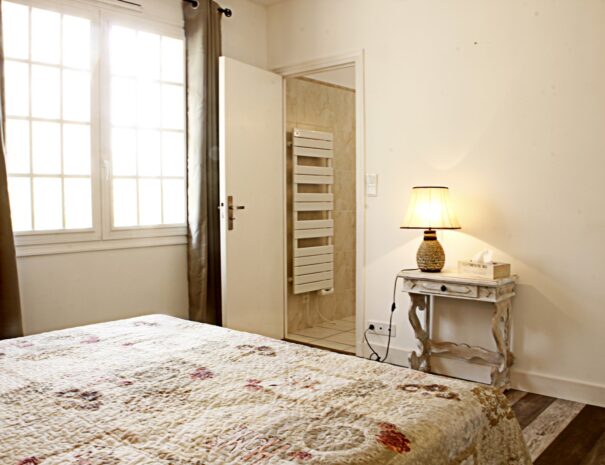 entrée de la salle de bain dans chambre prés du Zoo de Beauval